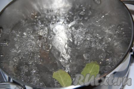Воду для варки кальмаров довести до кипения, добавить пару лавровых листов.