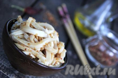 Вот так просто можно приготовить аппетитную, очень вкусную закуску - хе из кальмаров. Отличное блюдо, обязательно попробуйте!