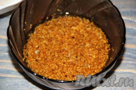 Затем в маринад влить уксус, растительное масло и добавить кунжут. У меня покупной обжаренный кунжут. Для хе можно взять белый кунжут и обжарить его, помешивая, на сухой сковороде до золотистого цвета. Перемешать маринад, поставить его на 1 минуту в микроволновку и прогреть до горячего состояния.