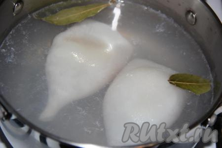 Опустить одну или две тушки в кипящую воду. Варить 10 секунд с момента закипания воды, а затем достать кальмаров и выложить на тарелку. Как только вода хорошо закипит, опустить следующих кальмаров и тоже варить секунд 10. Вареные кальмары получатся нежнейшими.