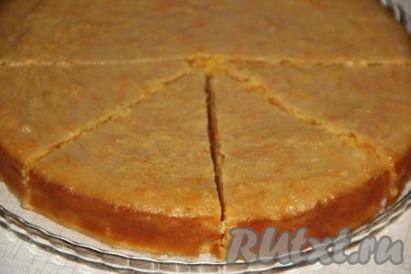 Яркий, вкусный манник, приготовленный с морковью на кефире, нарезать на кусочки и подать к столу.