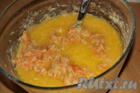 Маргарин растопить и, немного охладив, добавить в тесто, перемешать до гладкого и однородного состояния.