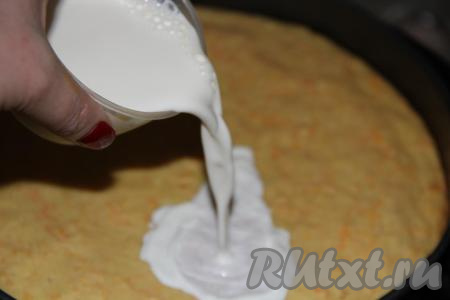 Горячий манник залить сливками и оставить на 2-3 часа остывать.&nbsp;