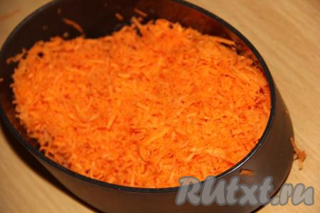 Морковь очистить, а затем натереть на мелкой тёрке. Для приготовления манника потребуется 1,5 стакана натертой моркови.