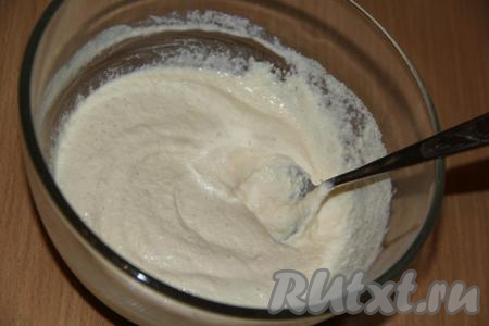 Залить манку кефиром и оставить на 30 минут. Манка набухнет.