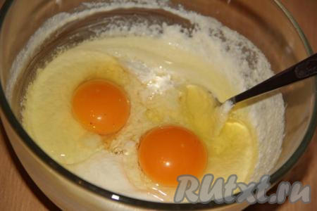 В набухшую манку добавить яйца и хорошо перемешать ложкой.