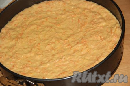 Выложить тесто в форму (я использовала форму диаметром 26 см), смазанную маслом. Выпекать манник с морковью в разогретой до 200 градусов духовке, примерно, 35-40 минут (готовность манника можно проверить с помощью сухой зубочистки - при прокалывании готового пирога зубочистка останется сухой, на ней не будет следов теста).