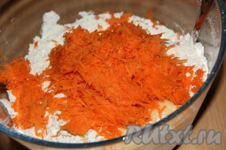 Натертую морковь отжать от сока, добавить в тесто.