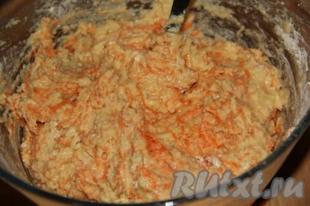 Перемешать тесто, оно будет густым и комковатым.