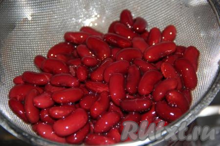 Консервированную фасоль из банки откинуть на дуршлаг и дать стечь жидкости. 
