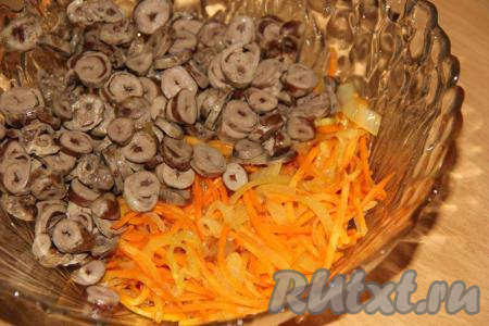 Соединить обжаренные овощи и нарезанные куриные сердечки.
