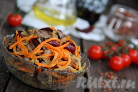 Заправить яркий, вкусный, сытный и очень аппетитный салат с куриными сердечками и фасолью непосредственно перед подачей. Я заправила оливковым маслом, можно заправить растительным маслом, сметаной или майонезом.