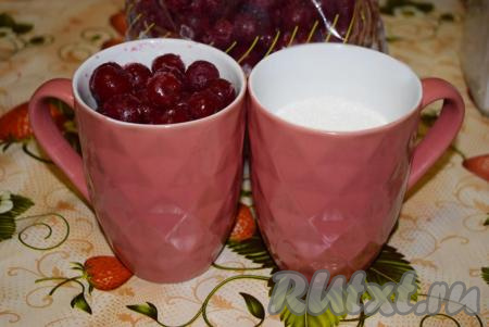 Подготавливаем сахар и нужное количество вишни.