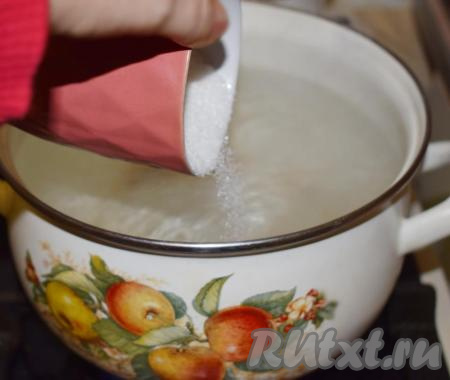 В кипящую воду насыпаем сахар. Сахар кладите по вкусу, ягоды вишни бывают сладкими, а бывают кислыми, поэтому сначала можно всыпать 100 грамм сахара, а затем, после добавления вишни в кастрюлю, подсластить напиток по вкусу. Даем закипеть воде с сахаром.