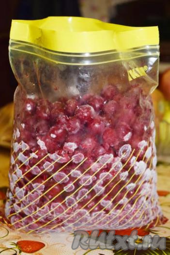 Замороженную вишню достаем из пакета для заморозки, не размораживая.