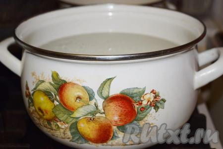 Наливаем в кастрюлю воду и ставим на огонь. Доводим воду до кипения.&nbsp;