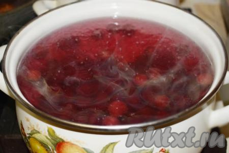 Доводим напиток до кипения и уменьшаем огонь. Постепенно ягоды начнут всплывать.