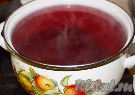 Как только все ягоды опустятся на дно, выключаем огонь и даем компоту настояться 30-40 минут (но лучше оставить напиток настояться до полного остывания). В процессе настаивания ягоды пустят еще больше сока и компот станет более насыщенным.