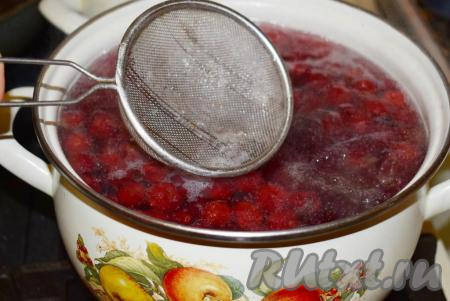 В процессе кипения может образоваться пенка, снимаем её ситечком.