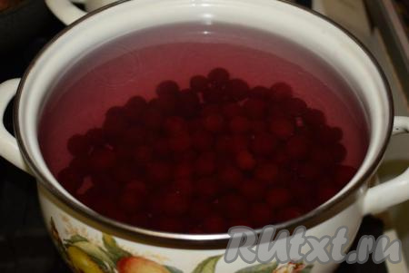 Сначала вишня опустится на дно кастрюли, так как ягоды будут ледяными.