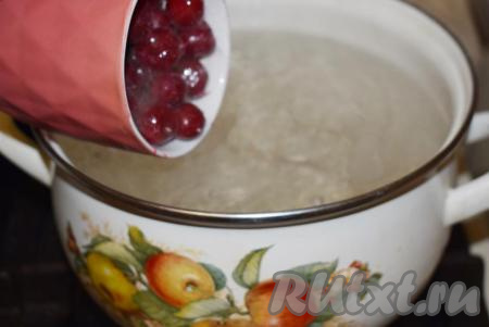 В кипящий сироп добавляем замороженную вишню. 