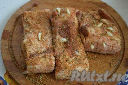 Смазываем кусочки сала растительным маслом и натираем оставшимися 2 столовыми ложками соли. Обваливаем кусочки сала в смеси специй и соли, втирая их в сало со всех сторон. Заворачиваем каждый кусочек сала в фольгу и даем просолиться в холодильнике в течение 3 дней. Затем&nbsp;перекладываем сало в фольге в морозилку и замораживаем. Морозить сало надо обязательно, так как мы его солим сухим способом (без тепловой обработки). В процессе замораживания при температуре минус 18 градусов паразиты, которые были в кусочках сала, погибнут.