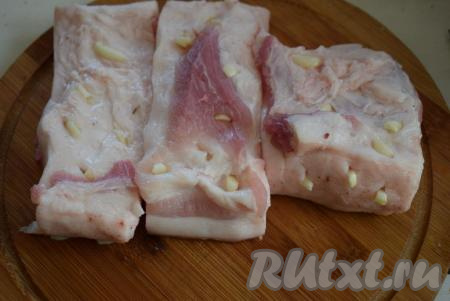 Вставляем кусочки чеснока в разрезы.