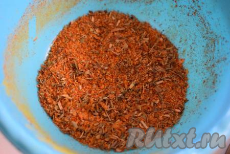 Далее смешиваем все специи между собой. Затем добавляем к специям 3 столовые ложки соли и перемешиваем до однородности.