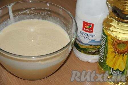 Затем в яично-сахарную смесь влить кефир и масло, перемешать жидкую смесь на низкой скорости миксера до однородности.