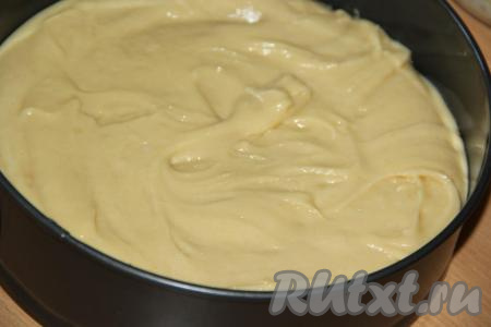 Жидкую смесь влить в мучную массу и перемешать тесто лопаткой. Тесто получится гладким и однородным, в меру густым. Форму для выпечки лучше взять разъёмную (у меня форма диаметром 26 см). Выложить тесто в форму и разровнять.