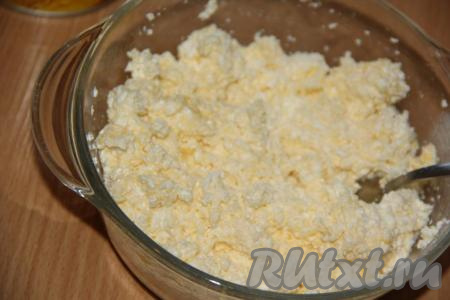 Тщательно перемешать творожную начинку.