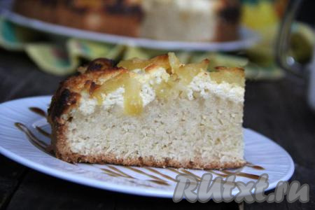Выпекать пирог с творогом и консервированными ананасами в разогретой духовке, примерно, 50 минут при температуре 200 градусов. Готовность выпечки можно проверить сухой зубочисткой (при прокалывании готового пирога зубочистка останется сухой). Готовый пышный, вкусный пирог достать из духовки. Когда выпечка немного остынет, снять бортики формы, переложить на тарелку, нарезать и подать к столу. 