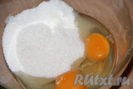 Соединить яйца и сахар.