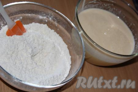 Просеять муку. В муку всыпать разрыхлитель, перемешать мучную массу.