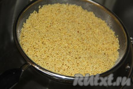 Пшено хорошо промыть. Я всыпаю пшено в сито и промываю под проточной водой.