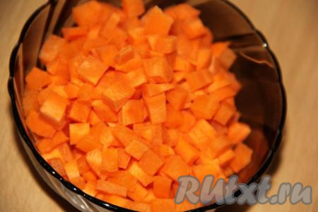Морковь очистить и нарезать на кубики.