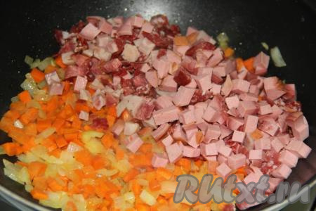 Колбасу (у меня колбасное ассорти) нарезать на кубики и добавить в сковороду к обжаренным овощам.