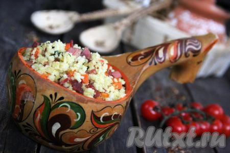 Очень вкусную и сытную пшенную кашу, приготовленную с луком и морковью, подать к столу в горячем виде.​​​​​​​