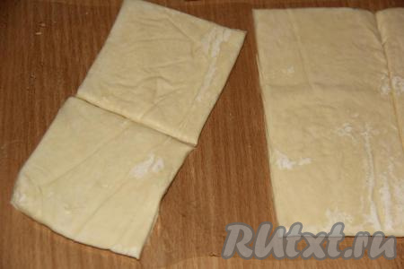Тесто разрезать на квадратики (я разрезала на 12 квадратиков, поэтому у меня получилось 12 слоек).