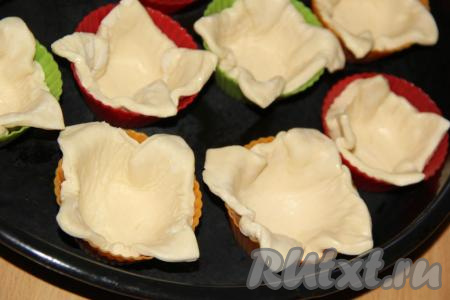 Выложить квадратики теста в формочки для кексов (как на фото). У меня силиконовые формочки, поэтому я их ничем не смазывала.