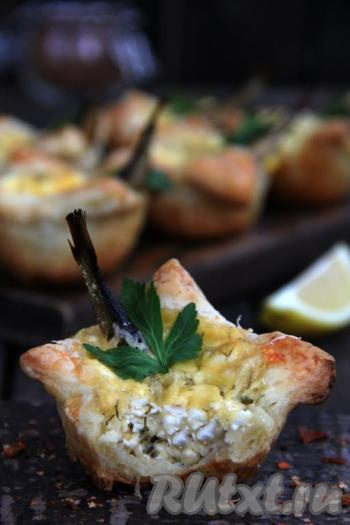 Вот такой слоечка получается в разрезе. Аппетитные, вкусные слойки с творогом и сыром можно подать в горячем виде, но и в холодном они очень хороши.&nbsp;