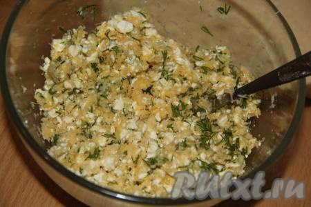 Тщательно перемешать сырно-творожную массу и начинка для слоек готова.