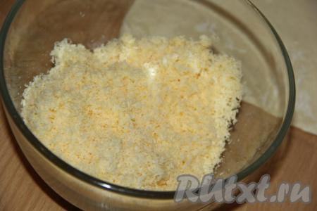 Сыр натереть на мелкой тёрке.