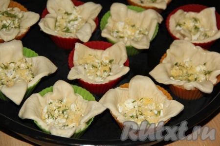 Выложить в получившиеся "чашечки" начинку, я выкладывала плотно и использовала всю начинку.