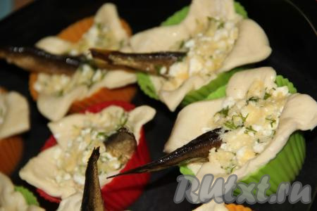 Затем вставить в начинку по одной шпротинке хвостиком вверх (можно готовить и без шпрот).