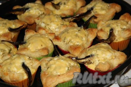 Поставить противень в разогретую духовку и выпекать слойки с творогом и сыром, примерно, 25 минут при температуре 200 градусов.