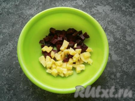 Свеклу и картофель, сваренные в кожуре, очистить и нарезать средними кубиками.