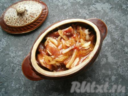 Еще раз свиные ребрышки хорошо перемешать и выложить их в горшочек для запекания.