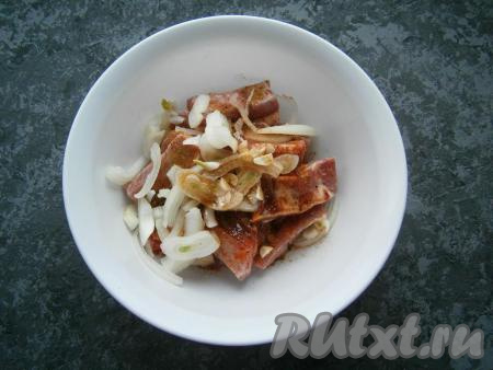 Лук и чеснок очистить. Добавить к ребрышкам нарезанный полукольцами (или четвертинами) репчатый лук, нарезанный кусочками чеснок, влить соевый соус.