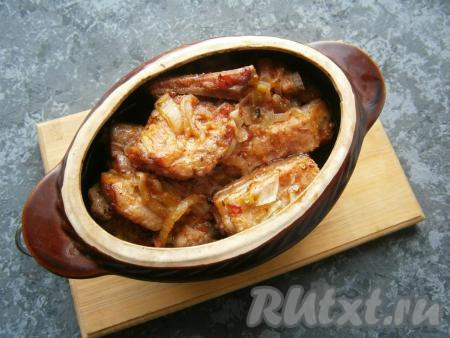 Горшочек накрыть крышкой и отправить в холодную духовку. Затем включить духовку на 200 градусов, готовить ребрышки 25 минут. По истечении времени температуру уменьшить до 180 градусов и готовить их далее еще около 35-40 минут.